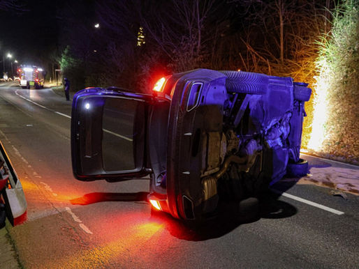 (W) PKW umgestürzt - Alkohol am Steuer?