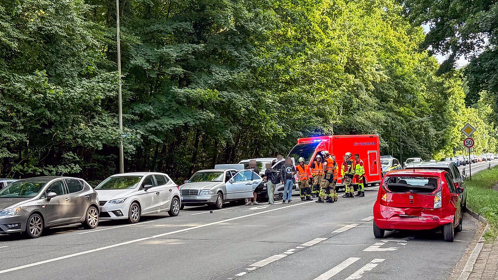 Bei dem Verkehrsunfall erlitten zwei Menschen Verletzungen.