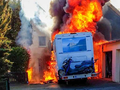 (RBK) Vollbrand eines Wohnmobil griff auf Wohnhaus und Garage über - Rauchsäule kilometerweit zu sehen