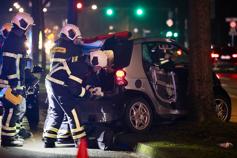 (W) Paralleleinsatz am gleichen Ort - PKW prallte seitlich vor Baum