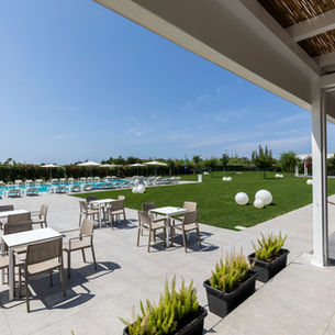 Ampi spazi del Resort tra piscina e bar