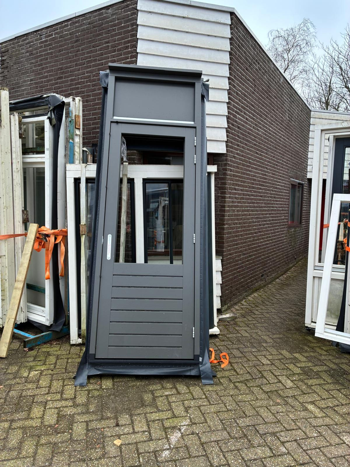 Hoge hardhouten kozijn met achterdeur | 100x296.7