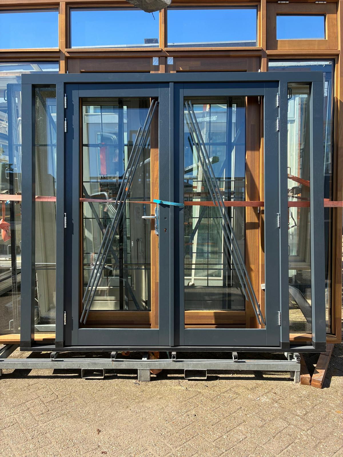 Hardhouten dubbele deuren met zijlichten | 250x229.7