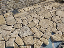 Naturstein Bodenplatten handgeschlagen