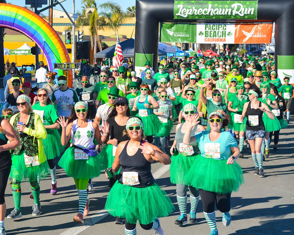 Crowd of runners at San Diego Running Company Santa Run 5K Pacific Beach
