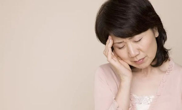 更年期障害で悩んでいる女性