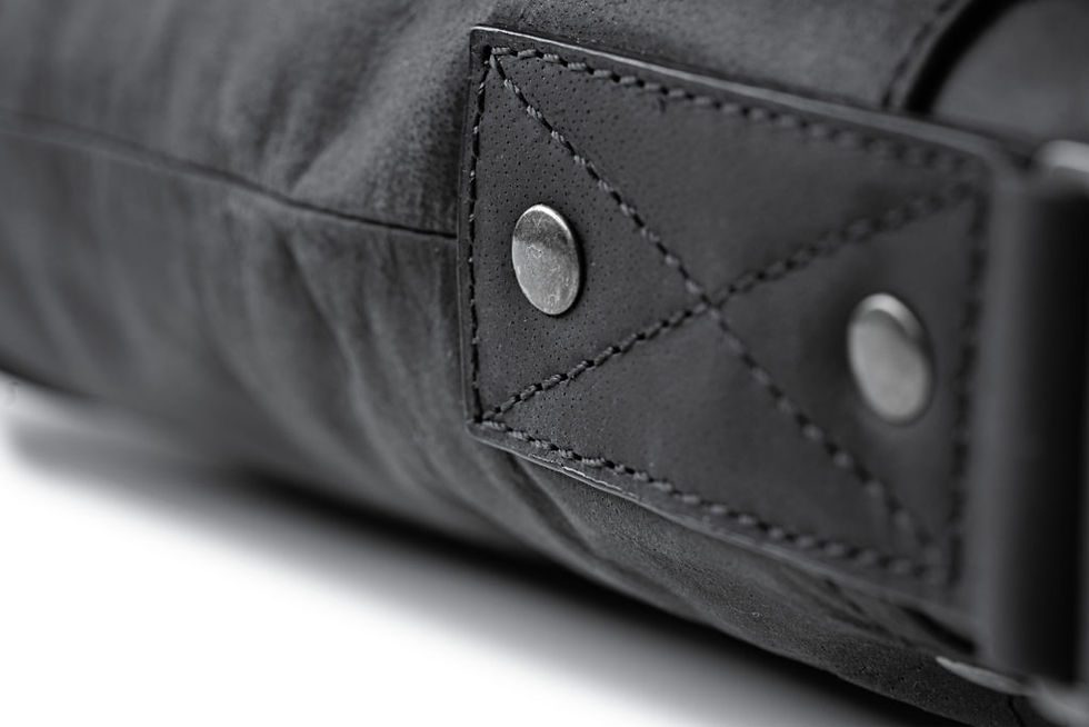Miniaturbild: Herren-Tasche «Jasper», gewachstes & geöltes Glattleder Schwarz - Silber