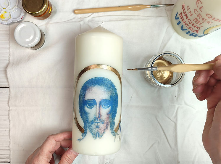 pintando a mano pan de oro