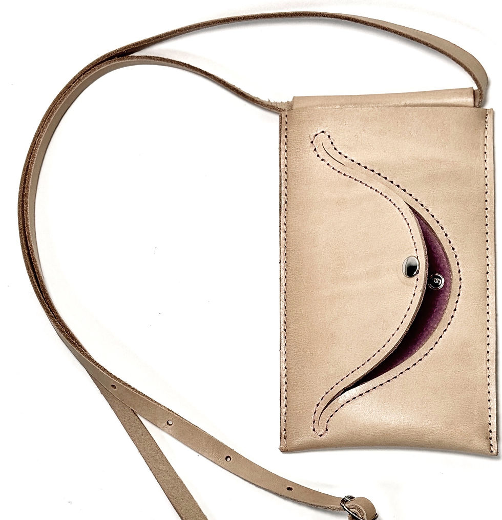 Thumbnail: 100% plantaardig gelooid leren telefoon tas met zonnebril etui kleur naturel gevoerd met leer kleur roze_Bellucci - leren crossbody telefoontas_naturel