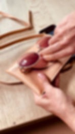 100%plantaardig gelooid leren telefoon tas met zonnebril etui kleur camel gevoerd met leer kleur beige