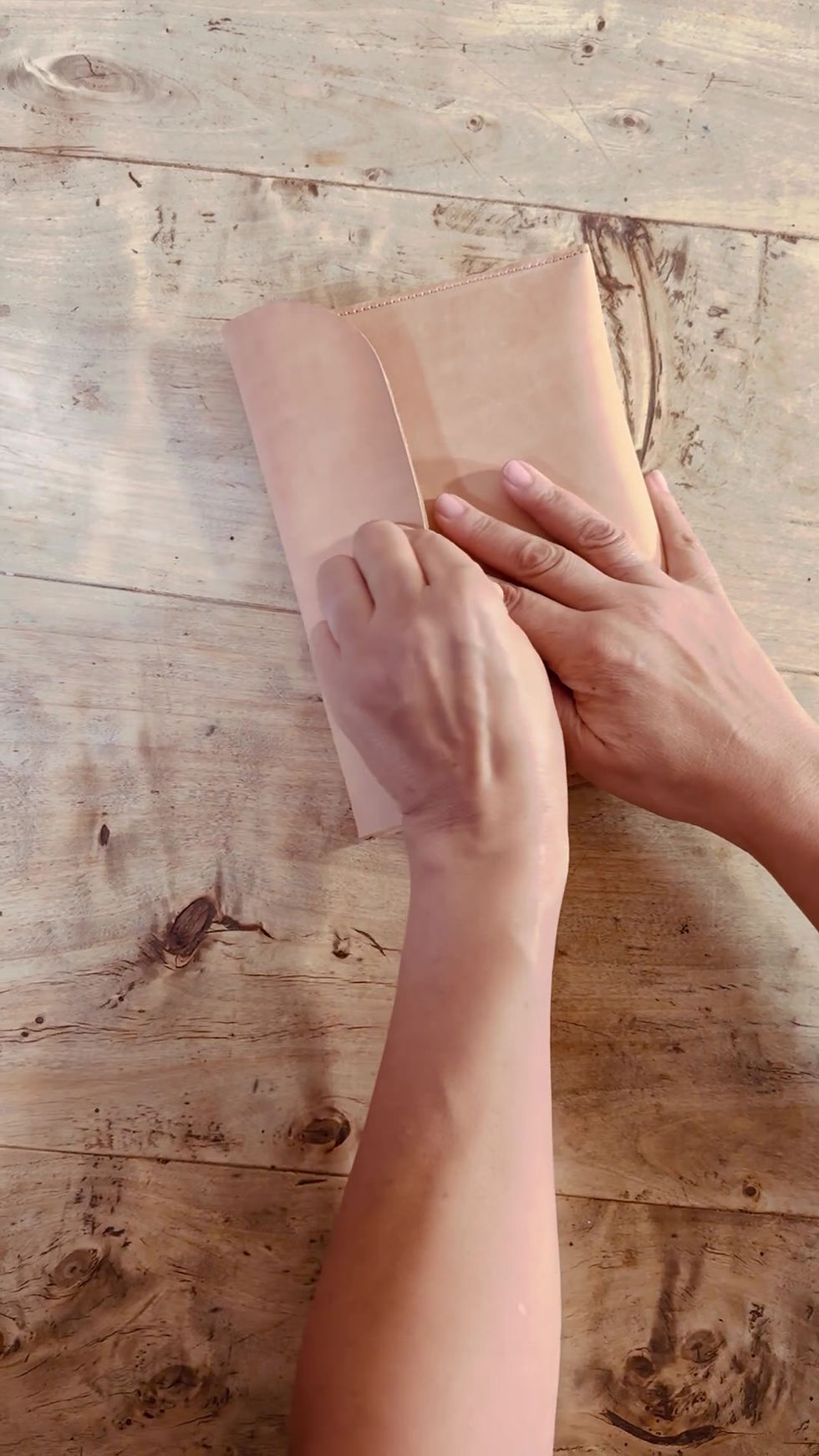 Thumbnail: 100% plantaardig gelooid leren E- reader 9 inch hoes gevoerd met leer. kleur naturel.