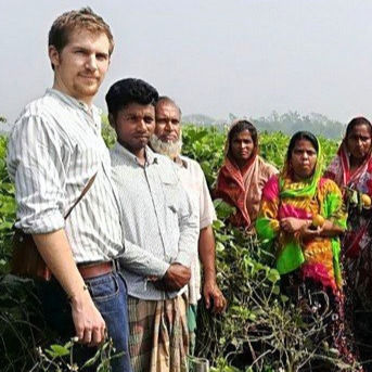 Avec cultivateurs Sathkira-floutée_edited.jpg