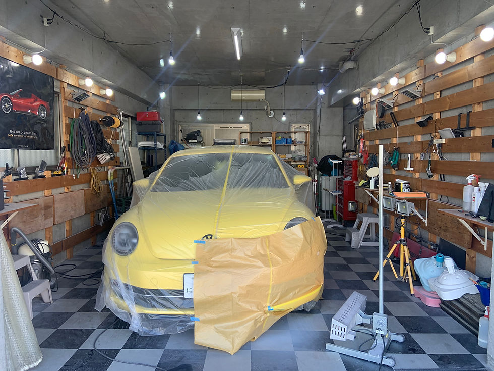 車の傷やヘコミ修理をしている画像