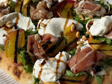 Pinsa met Parmaham, burrata en gegrilde perzik 