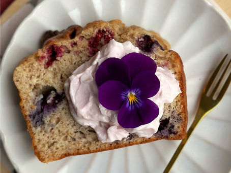 Vanille cake met blauwe bessen en frambozen
