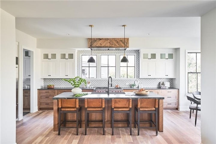 1515 Lilac- Kitchen (1).jpg