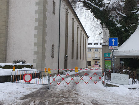 Abklärung, in Frauenfeld, Freie-Strasse, Schnee ist auf die Strasse/Trottoir gefallen