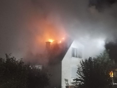 Brand-gross, in Islikon Hauswiesenstrasse, Dachstockbrand Einfamilienhaus