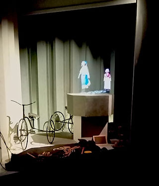 Hollogram figures dancing