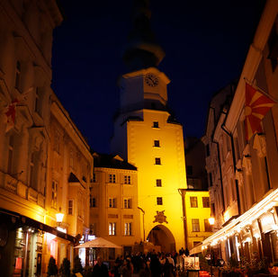 Vista notturna della Porta di San Michele