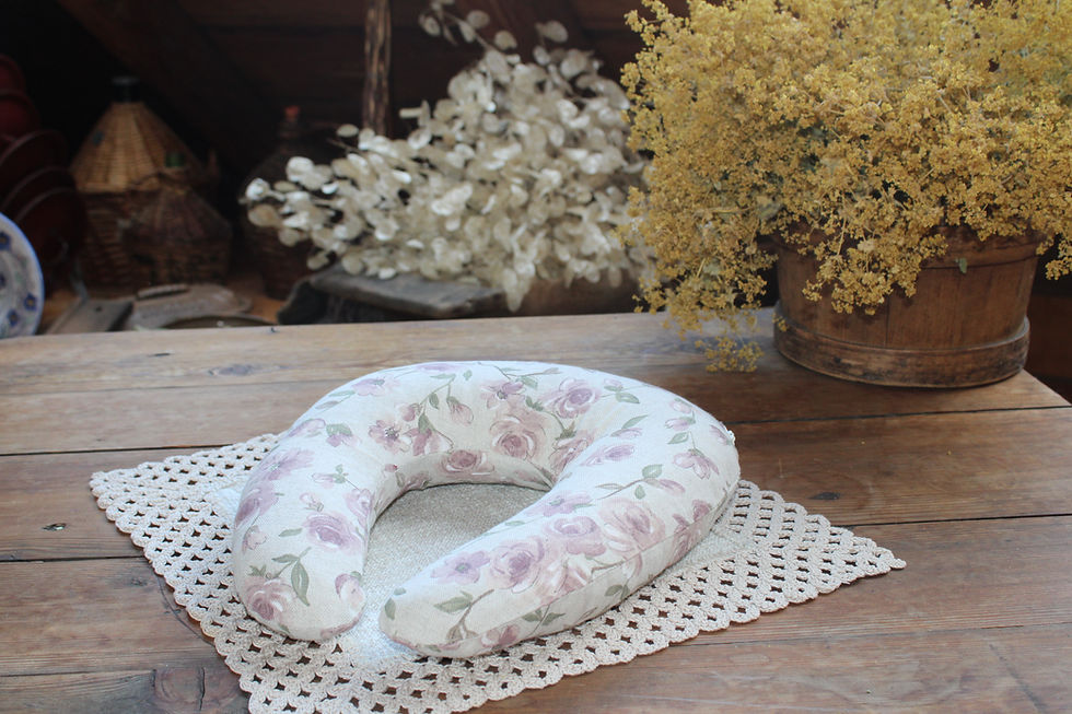 Thumbnail: Blumiger Zirbenkissen-Halsstütze