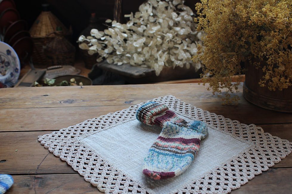 Thumbnail: Handgestrickte Socke auf Holztisch