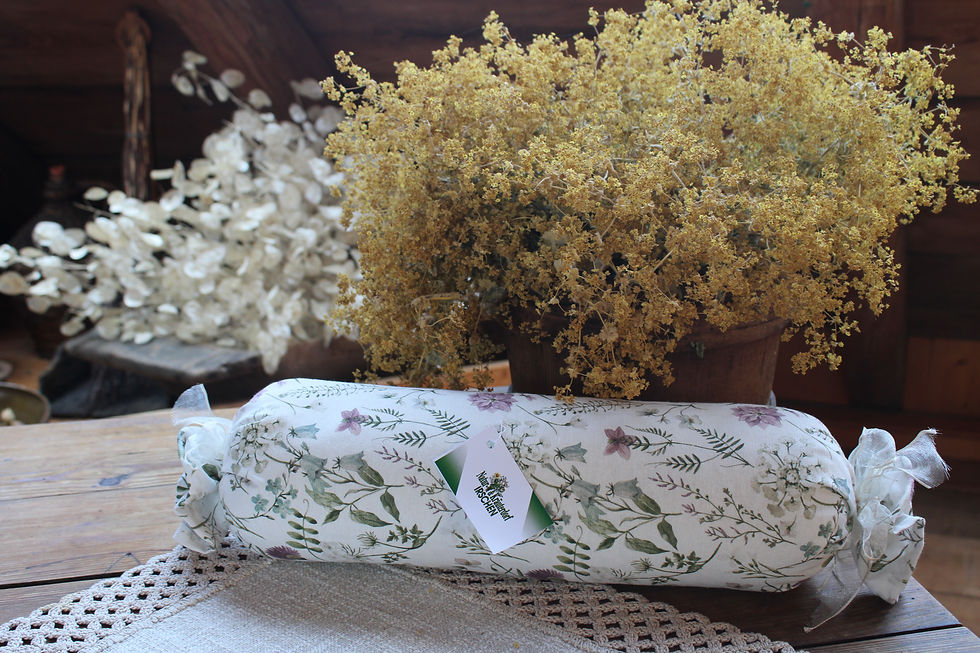 Thumbnail: Grünes Zirbenkissen "Wald" mit Kräutermuster