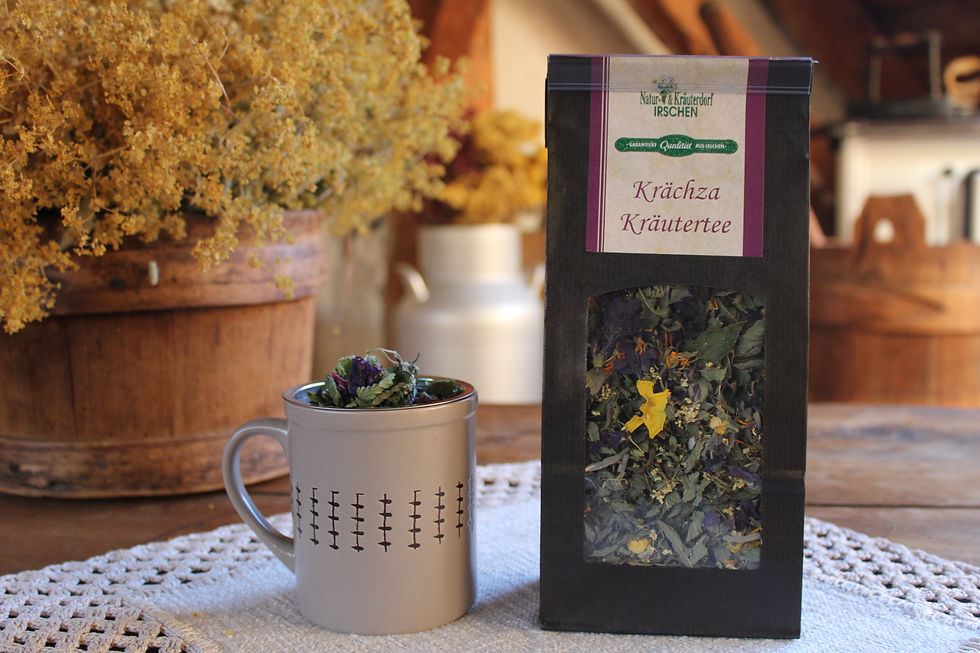 Kräutertee in Tasse und Packung