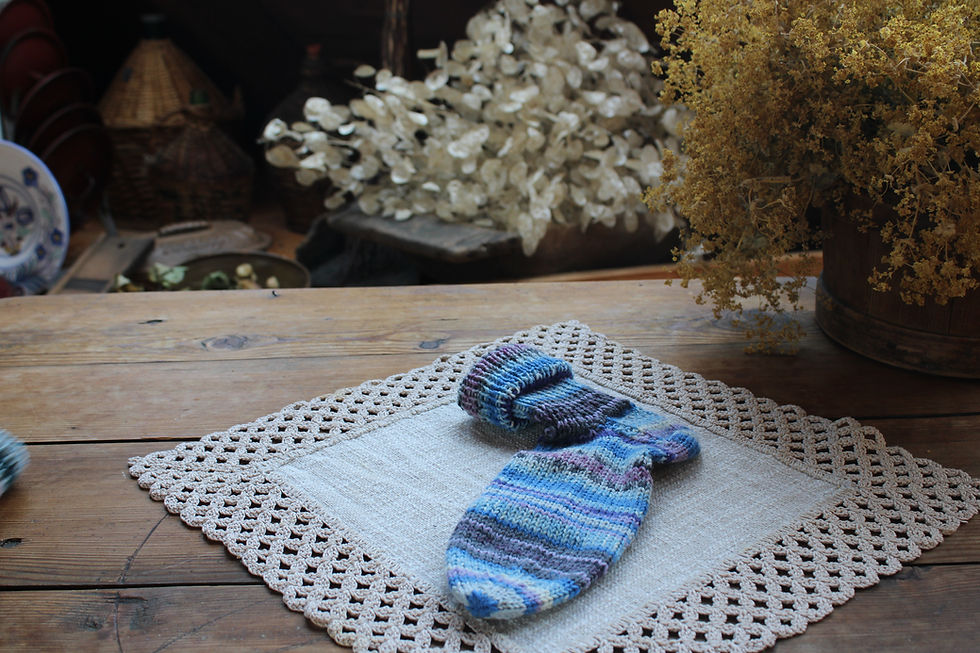 Thumbnail: Handgestrickte Socken, blau-violett