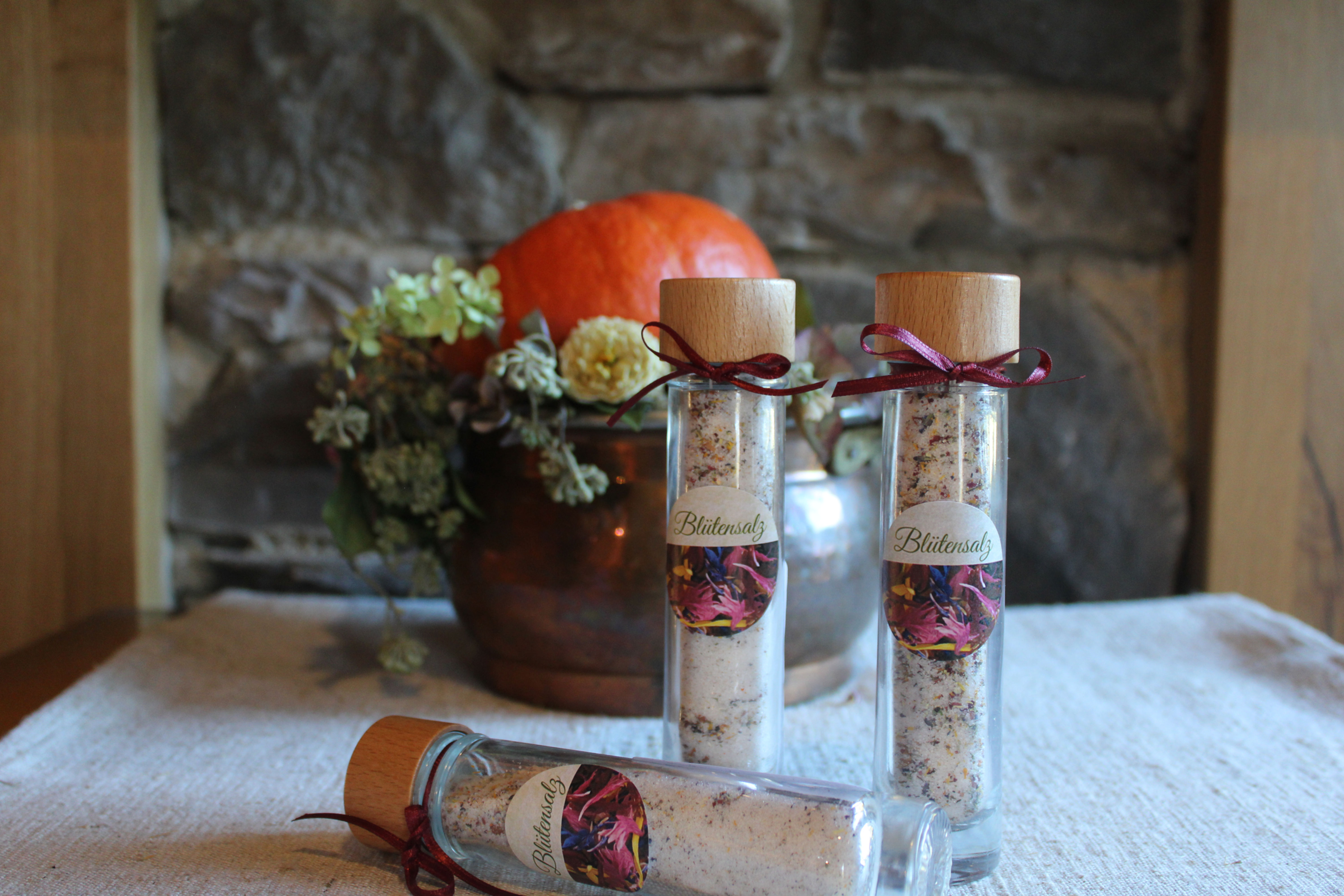 Drei kleine Gläser mit Kräuter-Badesalz