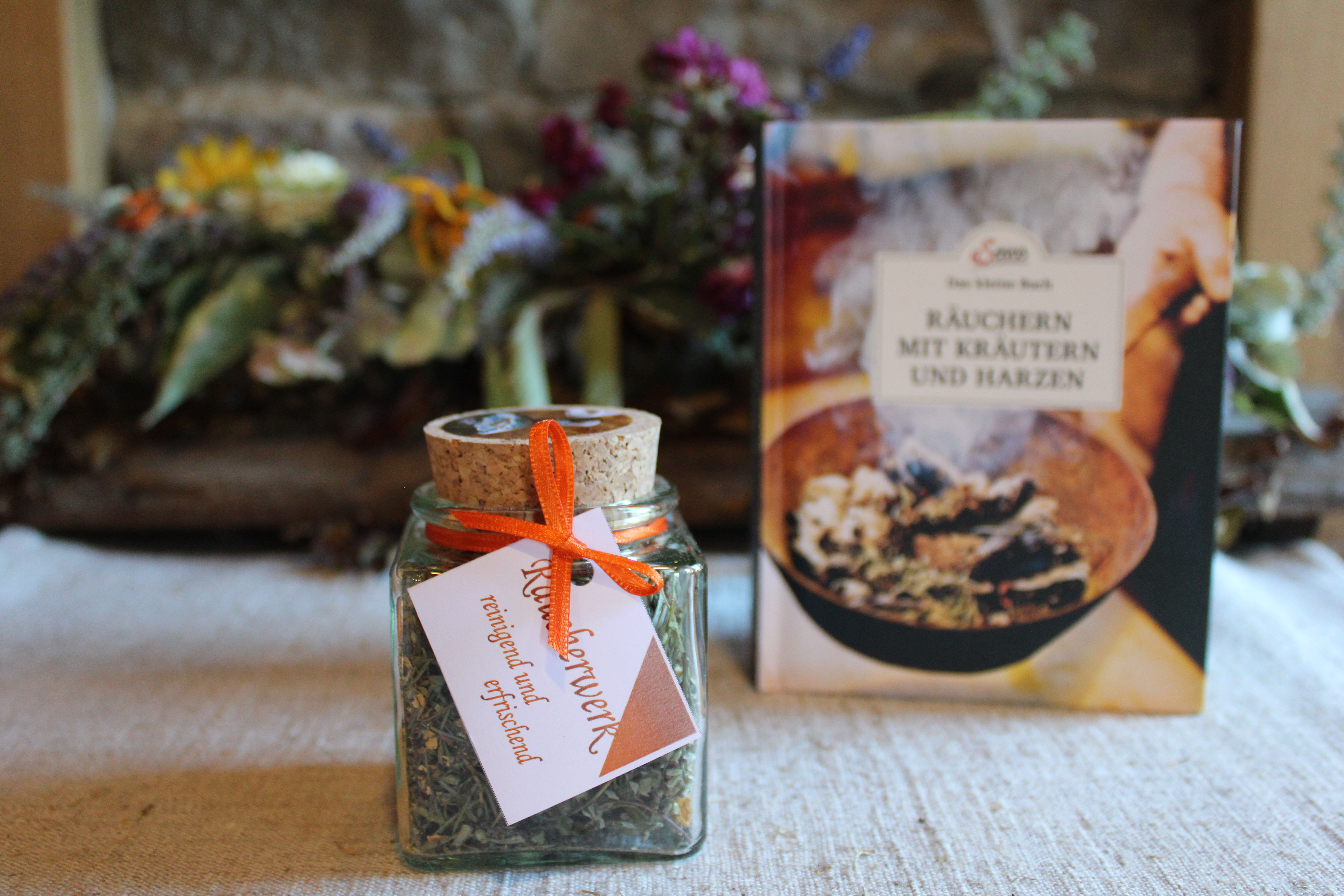 Kleine Kräutermischung im Glas, Räuchern mit Kräutern und Harzen