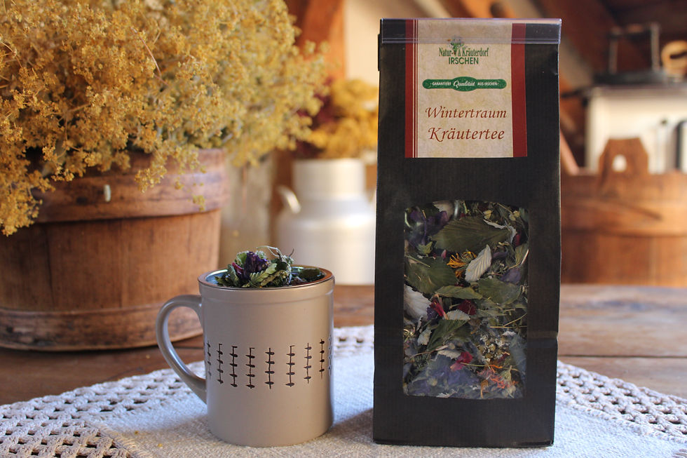 Wintertraum Kräutertee: Kräutertee in Tasse und Packung
