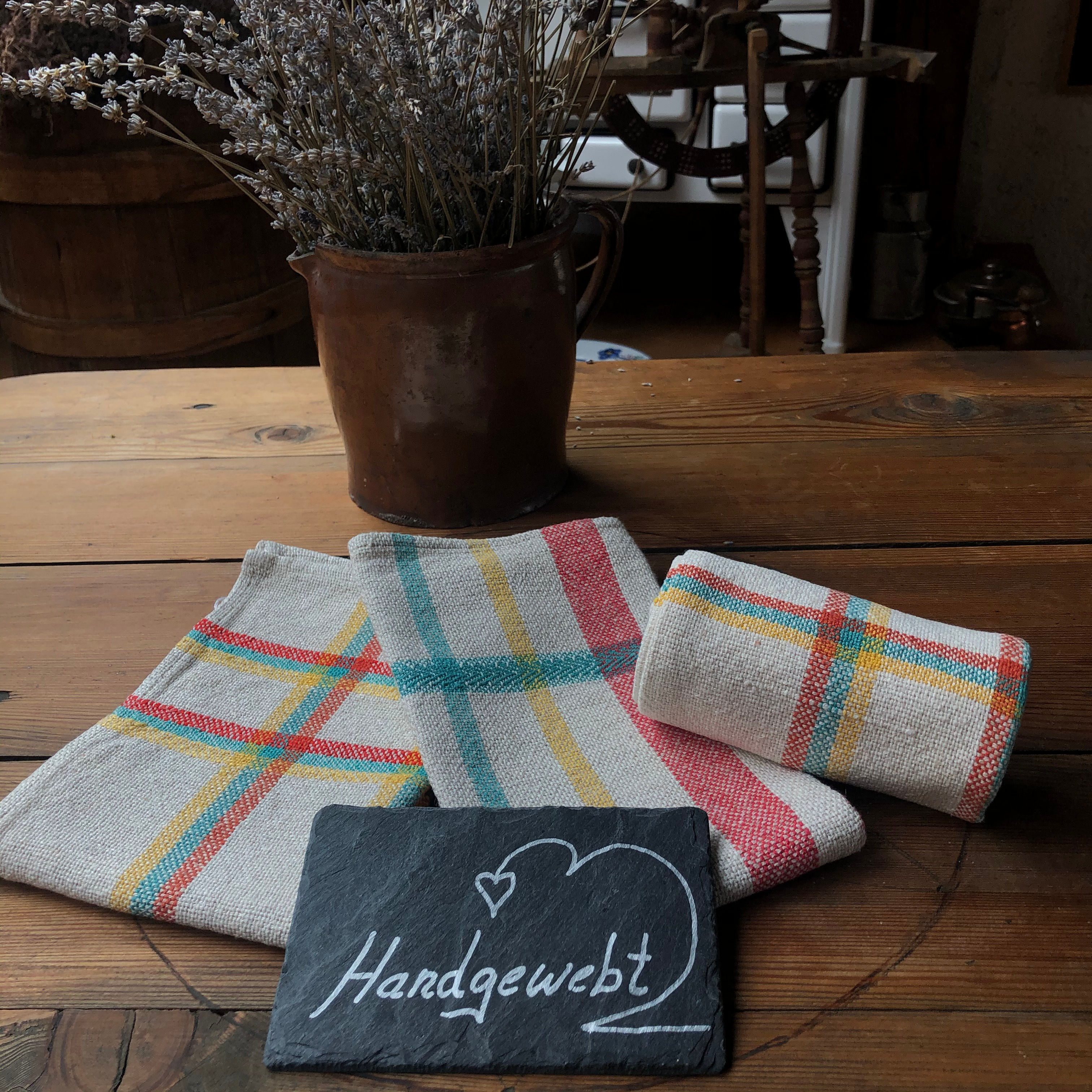 Handgewebte Geschirrtücher in fröhlichen Farben