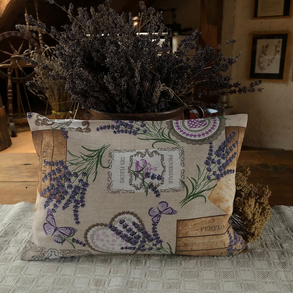 Lavendelkissen mit dezentem Muster