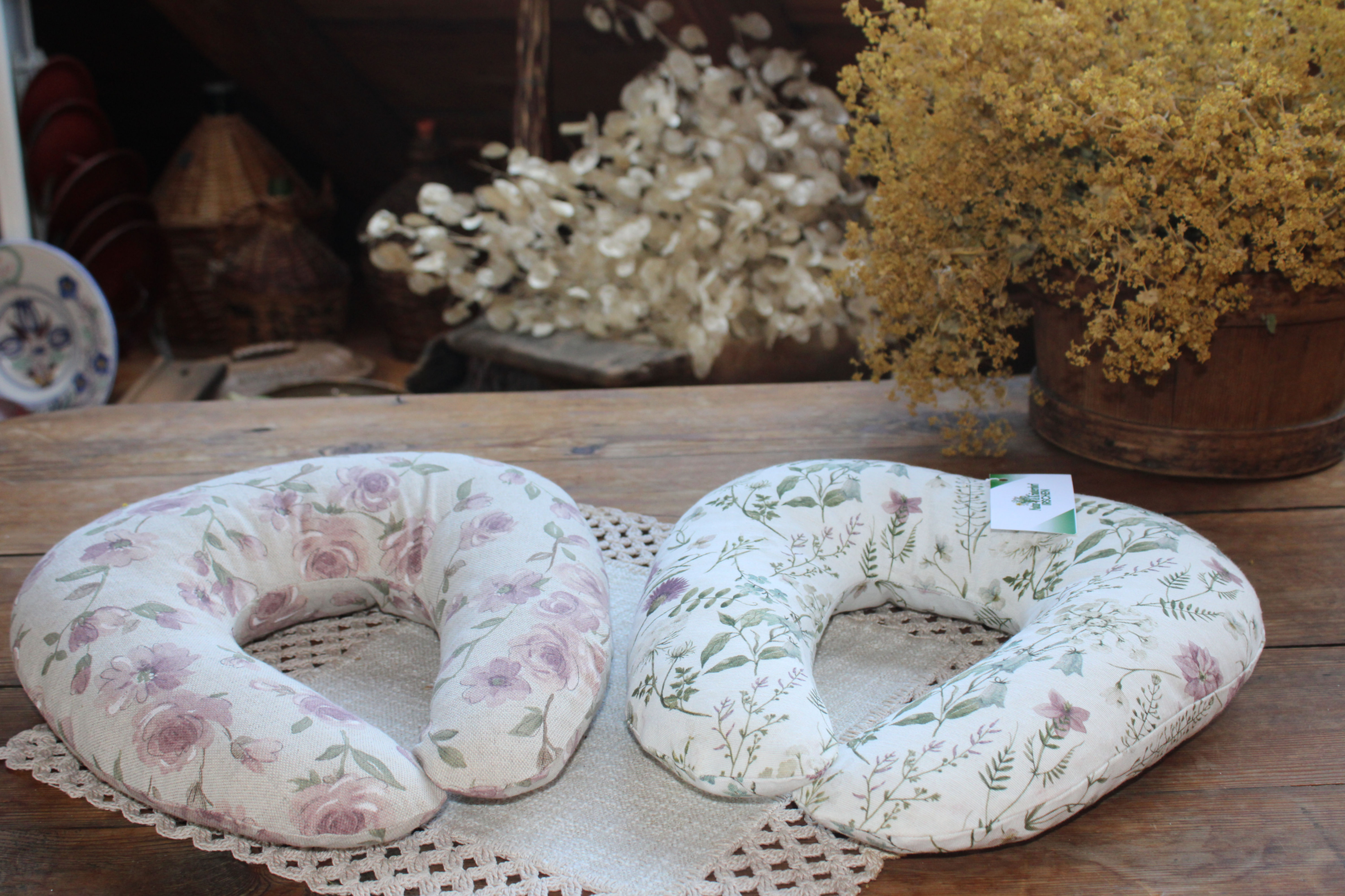 Zwei Zirbenkissen mit Blumenmuster