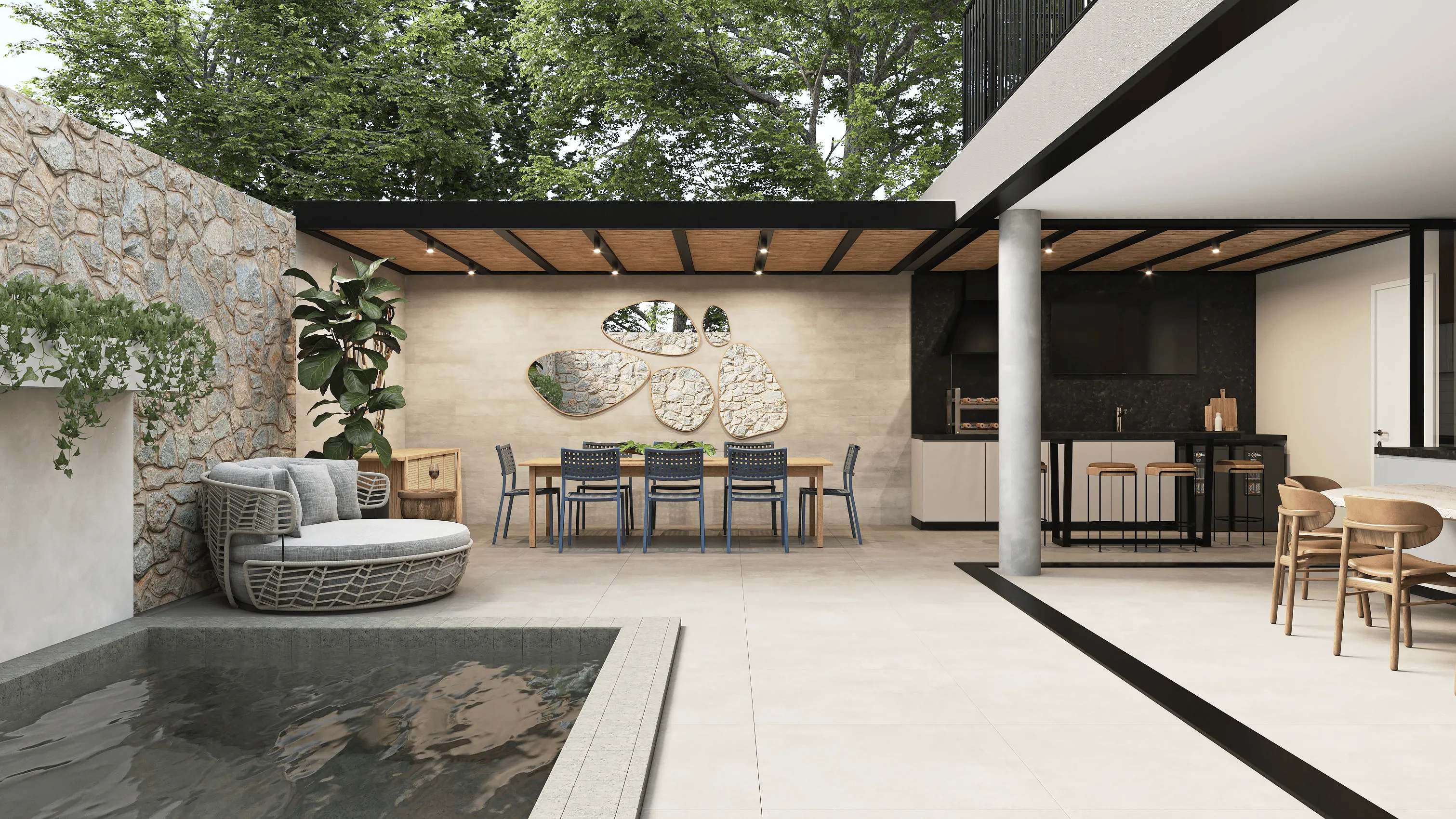 Área gourmet externa com piso claro, mesa de jantar sob cobertura, bancada com churrasqueira ao fundo e espelho d’água lateral, integrada a paredes com revestimento em pedra.