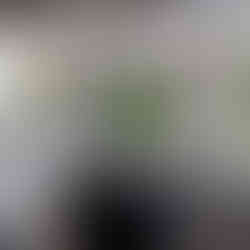 Bancada de granito preto com cuba embutida, superfície polida e alta durabilidade, posicionada junto à janela e valorizando a iluminação natural.