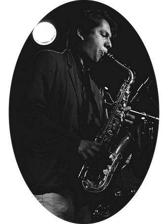 Luis Arcadio Academy, foto personal en sección sobre mi, tocando el saxofón género jazz