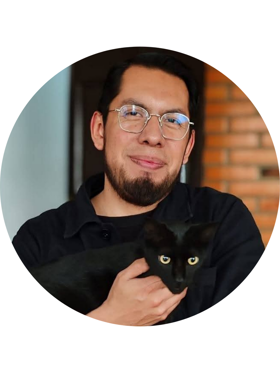Luis Arcadio Academy, imagen de blog, aprender a recibir feedback artístico, foto de Luis Arcadio con un gato negro