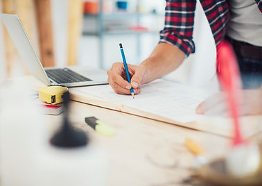 Personne rédigeant des plans