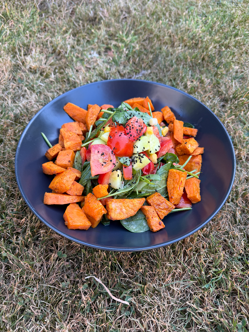Ein Teller Spinatsalat mit Bacon und Süßkartoffel, Campingrezept, Zeltcampingküche