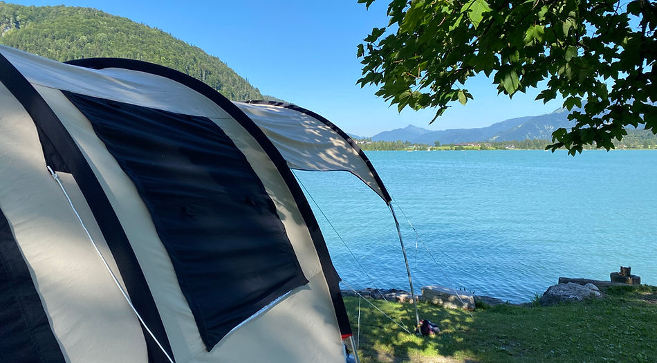 Mit dem Zelt auf der Zeltwiese des Campingplatzes Seespitz am Walchsee
