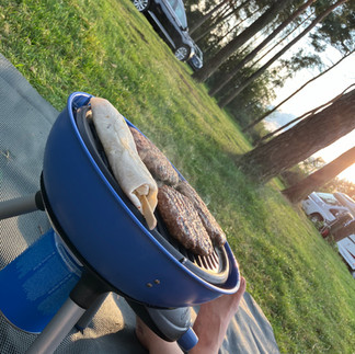 Grillgut auf dem Camping Party Grill ohne Deckel