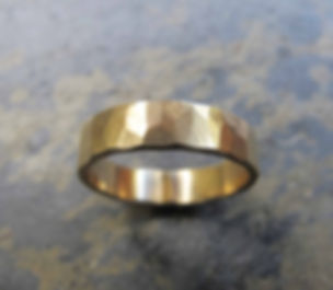 18ct yellow gold ring