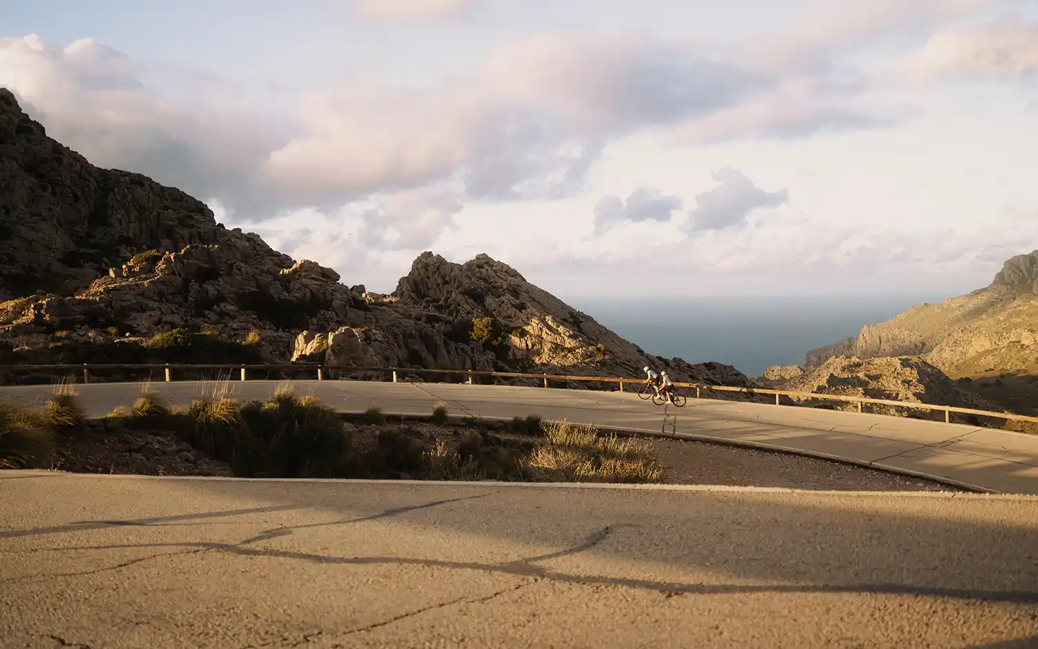 Rennradfahren auf der Serpentinenstraße Cap de Formentor auf Mallorca