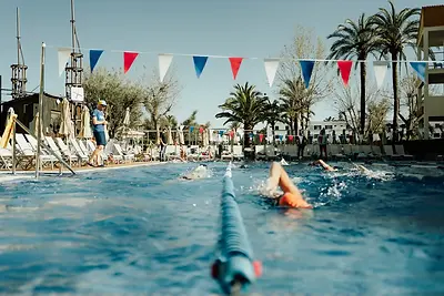 Schwimmer im Olympiabecken beim Triathlon-Training auf Mallorca
