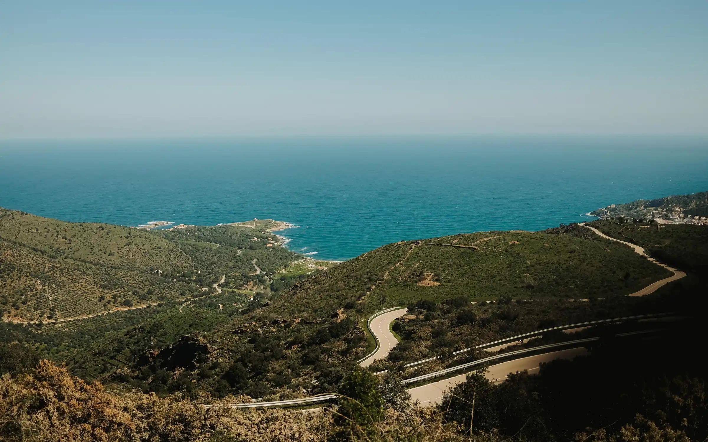 Blick über Passstraße und Mittelmeer in der Nähe von Girona