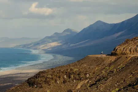 Schotterstraße im Gebirge von Fuerteventura mit Blick auf den Atlantik