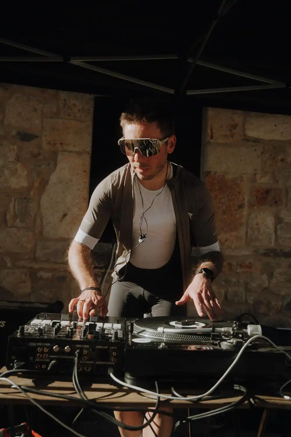 Jules Gessenauer DJ legt am Nachmittag nach der Radausfahrt auf