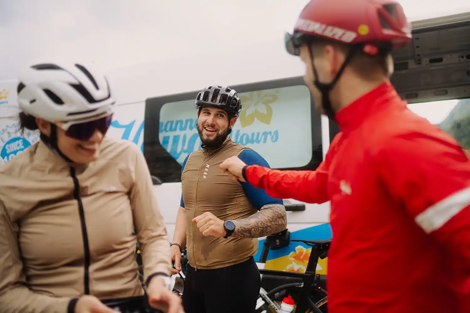Lachende Rennradfahrer bei der Pause auf Mallorca
